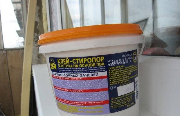 Клей для потолочной плитки из пенопласта — чем лучше клеить, каким клеем, чем приклеить, на какой клей клеить плитку на потолок, лучший клей, расход