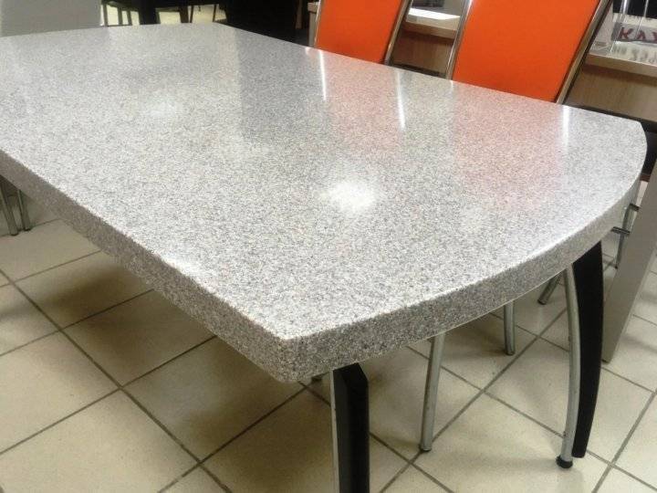 Обеденные столы из искусственного камня