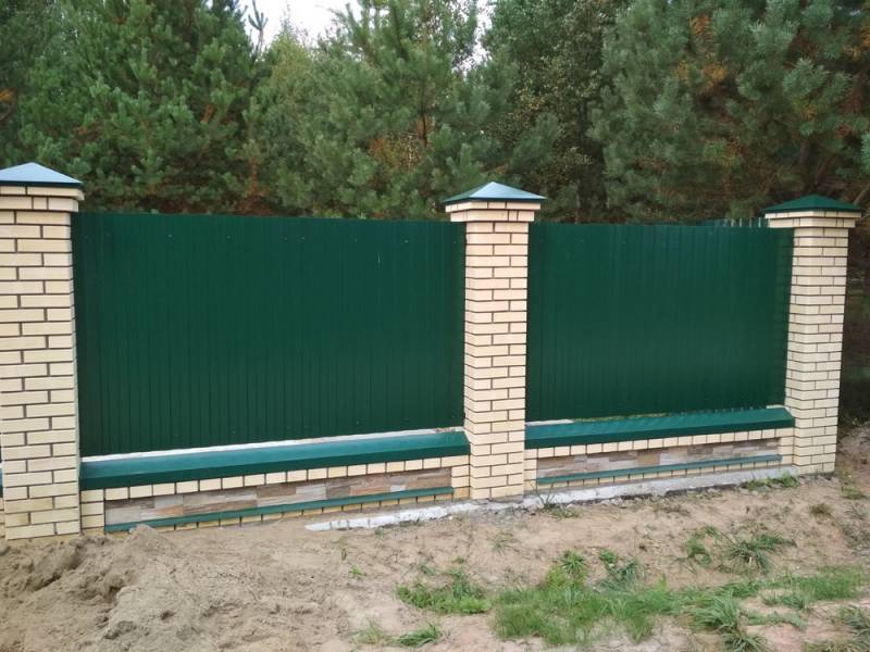 Строим забор из кирпича с секциями из профлиста