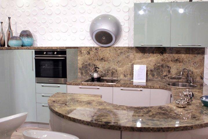 Стол из искусственного камня на кухню