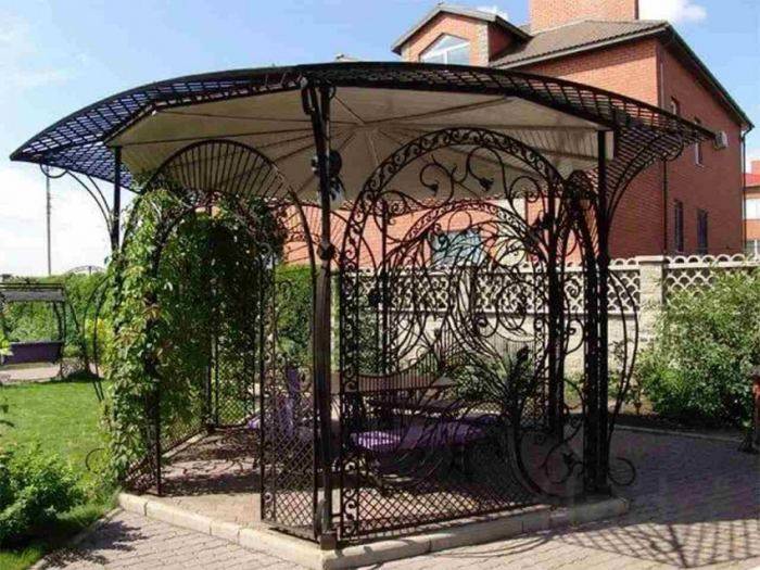Кованые беседки для дачи: плюсы и минусы