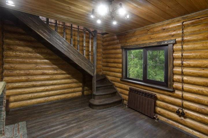 Внутренняя отделка дома из бруса (42 фото): чем обшить деревянный брусовый дом внутри? покраска стен из клееного бруса и другие варианты