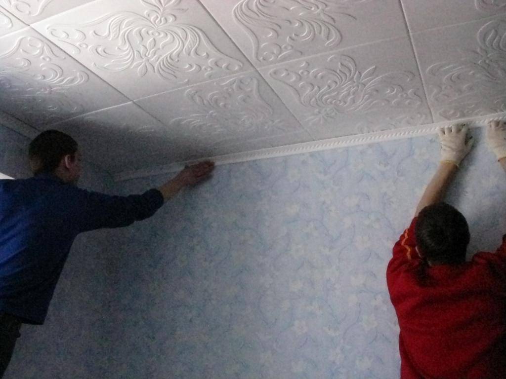 Как клеить потолочную плитку из пенопласта на потолок своими руками