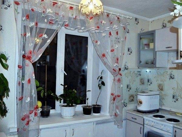 Длинные шторы на кухню