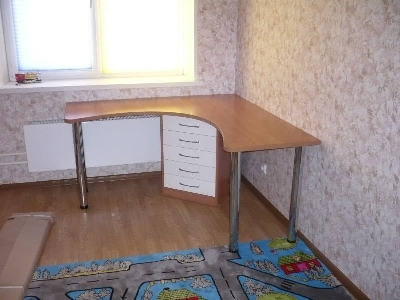 Угловой письменный стол для двоих детей